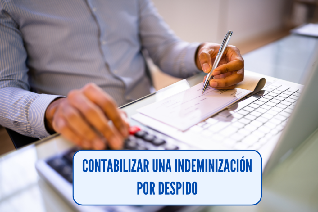 persona contabilizando una indemnización por despido en una empresa