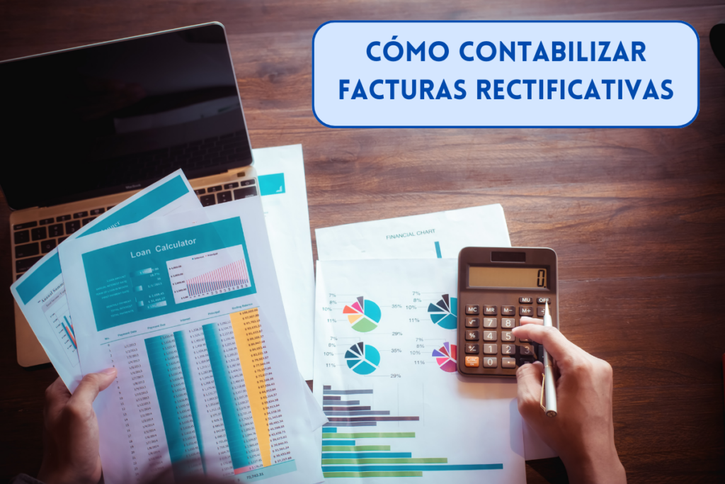 persona contabilizando una factura rectificativa en papel con calculadora y ordenador
