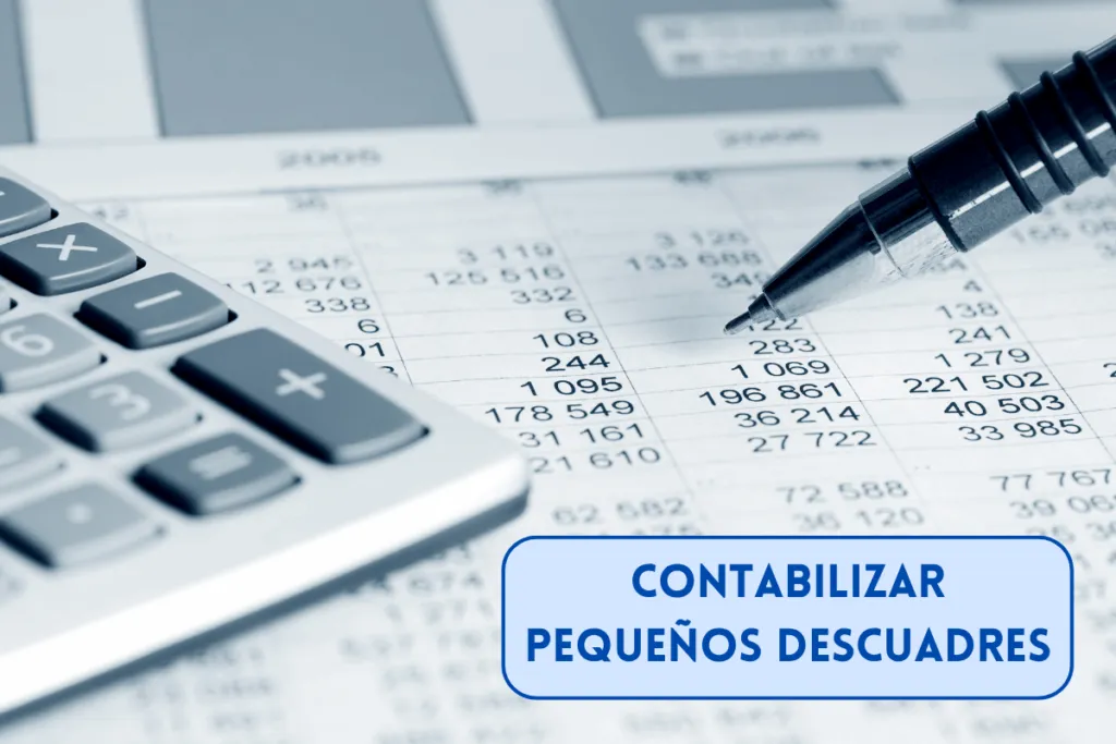informe de contabilidad y una persona revisando cuenta por cuenta pequeños descuadres para luego contabilizar