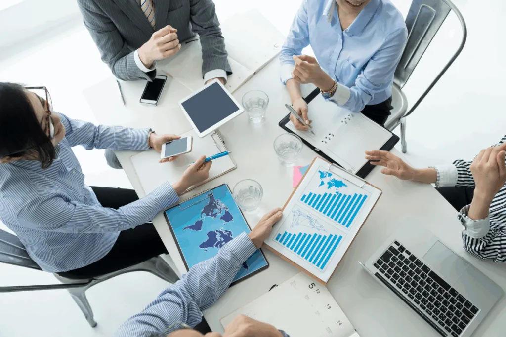 personas gestionando las operaciones intracomunitarias en una empresa