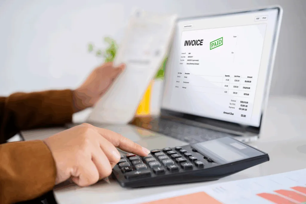 persona trabajando desde su portatil y generando una factura y enviandola a la agencia tributaria con el sistema VERIFACTU