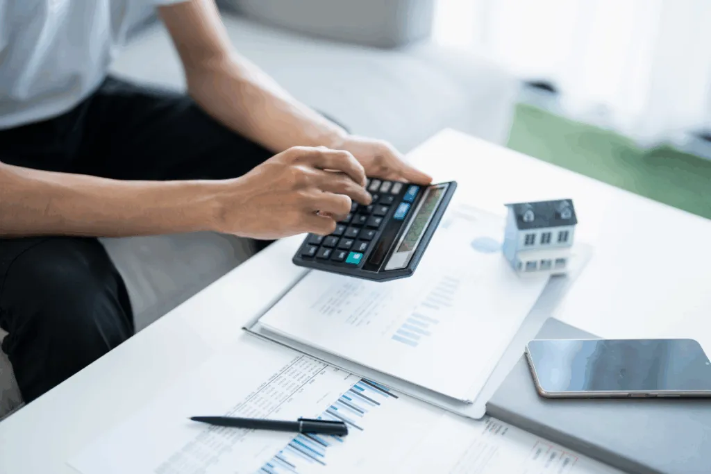 La guía más completa de los impuestos en España 1 persona calculando uno de los impuestos que tiene que pagar en España