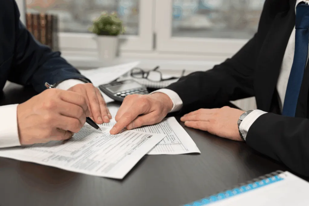 La guía más completa de los impuestos en España 3 un autonomo revisando uno de los impuestos que tiene que pagar en España